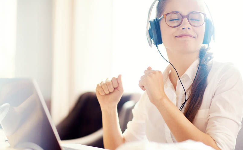 La música en la oficina y la productividad
