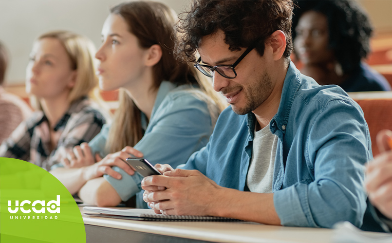 ¿Se debe prohibir el uso del celular en las aulas?